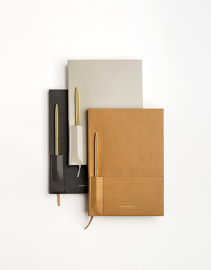 המחברת האולטימטיבית - גדולה - בצבע גרפיט + עט מוזהבת