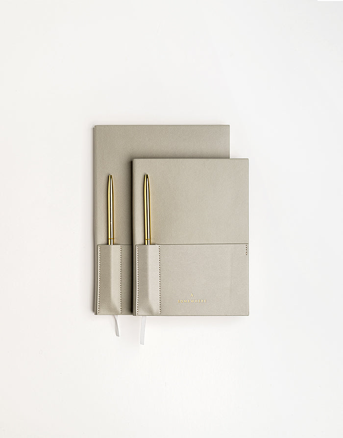 המחברת האולטימטיבית - גדולה - בצבע אפור אבן + עט מוזהבת