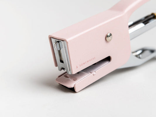 מהדק נייר רטרו קטן - ורוד