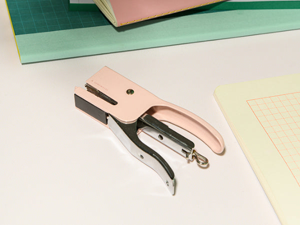 מהדק נייר רטרו קטן - ורוד