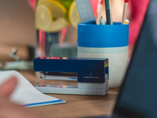 מהדק נייר אלגנטי בשני צבעים