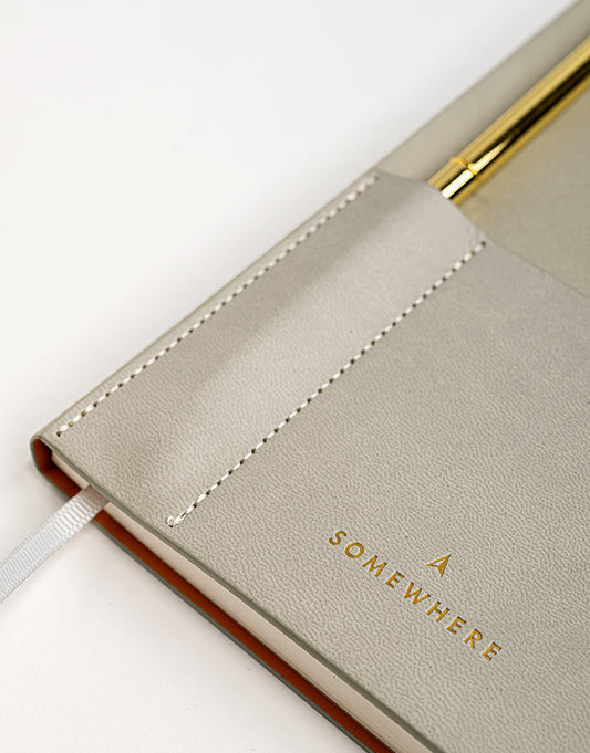 המחברת האולטימטיבית - בצבע אפור אבן + עט מוזהבת