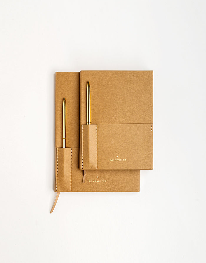 המחברת האולטימטיבית - גדולה - בצבע קאמל + עט מוזהבת