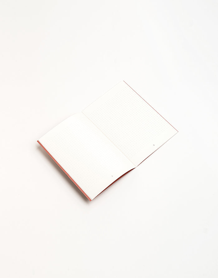 מחברת נקודות A5 בכריכה רכה – מתאימה גם כמחברת מילוי